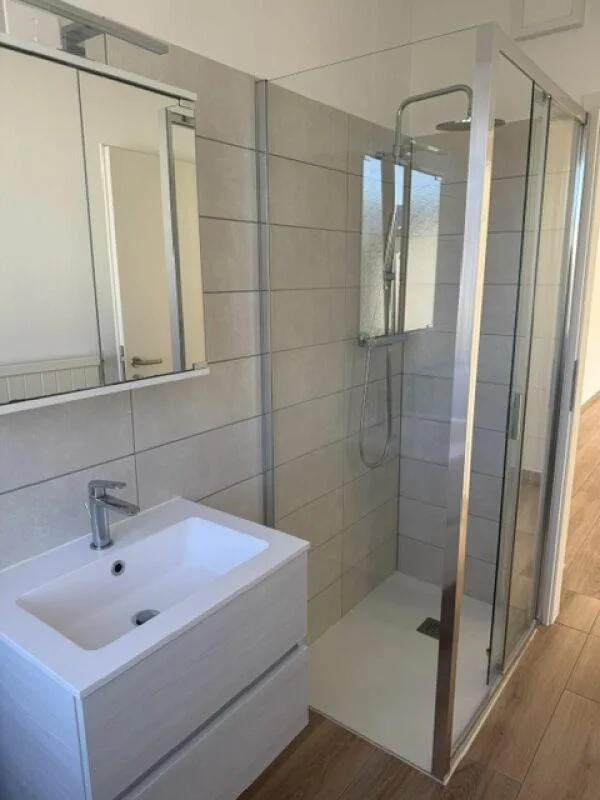 Mieten wir in Bellinzona eine helle und renovierte 2.5-Zimmer-Wohnung – Foto 9 von 9