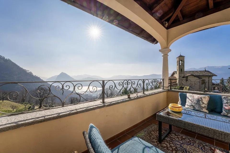 Tra natura e città, elegante villa da sogno con vista Lago – Foto 17 von 21