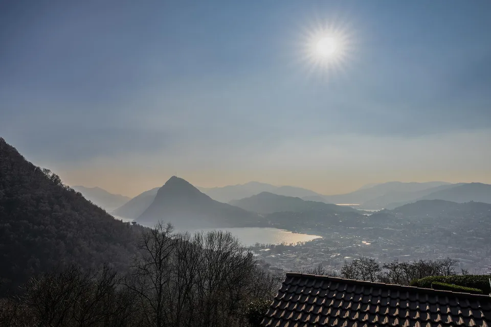 Tra natura e città, elegante villa da sogno con vista Lago – Foto 2 von 21