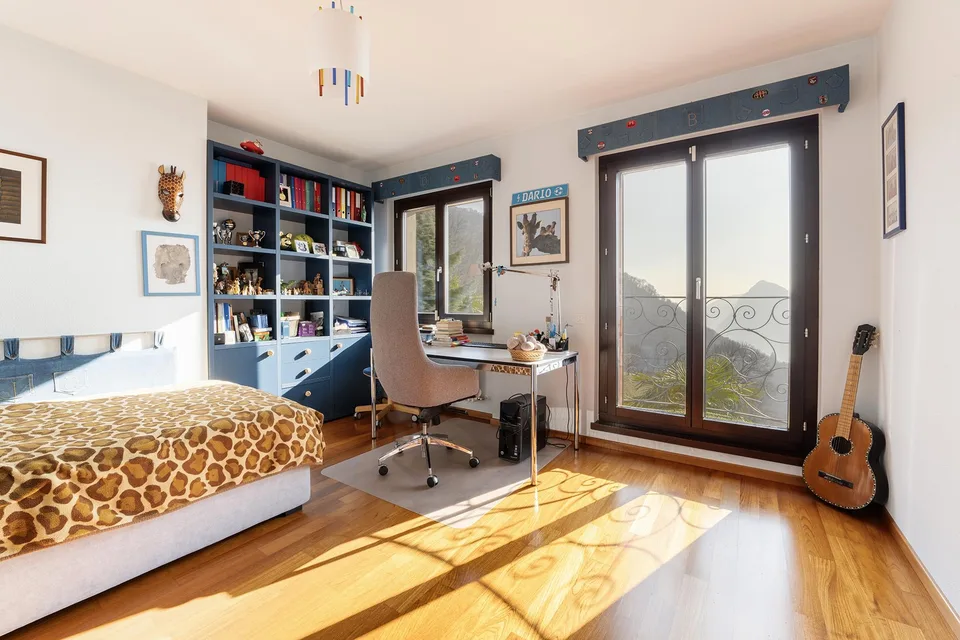 Tra natura e città, elegante villa da sogno con vista Lago – Foto 19 von 21