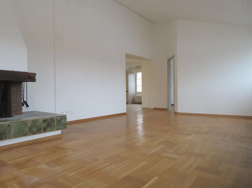 Erstbezug nach Kernsanierung: Stilvolle 3½-Zi-Dachwohnung mit Cheminée