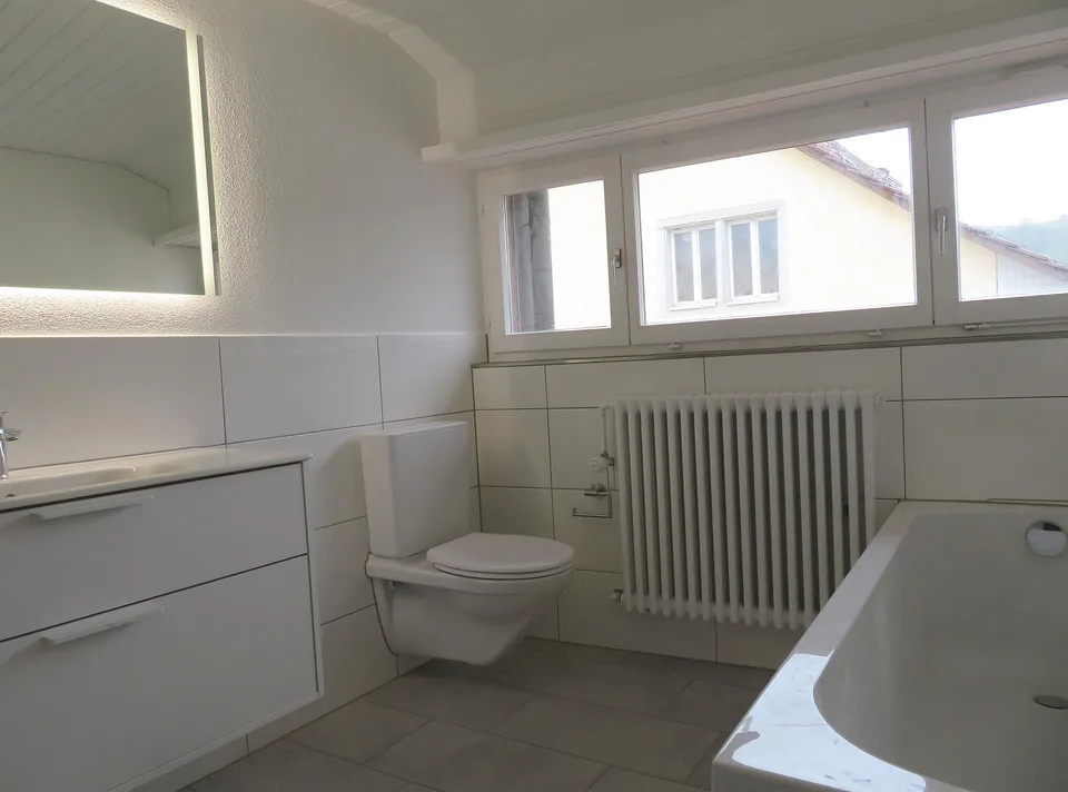 Erstbezug nach Kernsanierung: Stilvolle 3½-Zi-Dachwohnung mit Cheminée