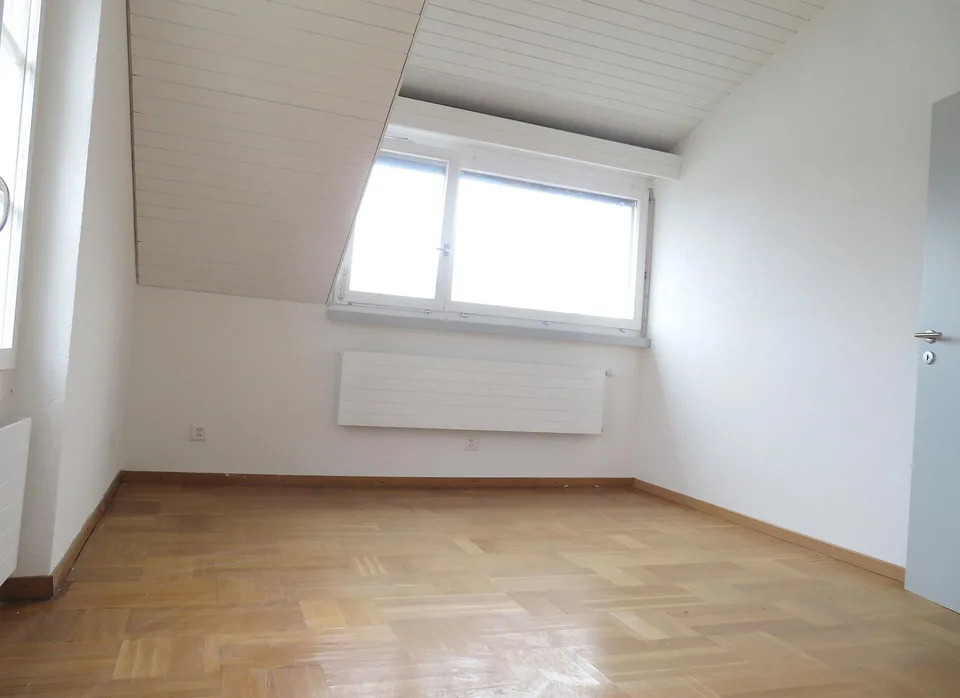 Erstbezug nach Kernsanierung: Stilvolle 3½-Zi-Dachwohnung mit Cheminée