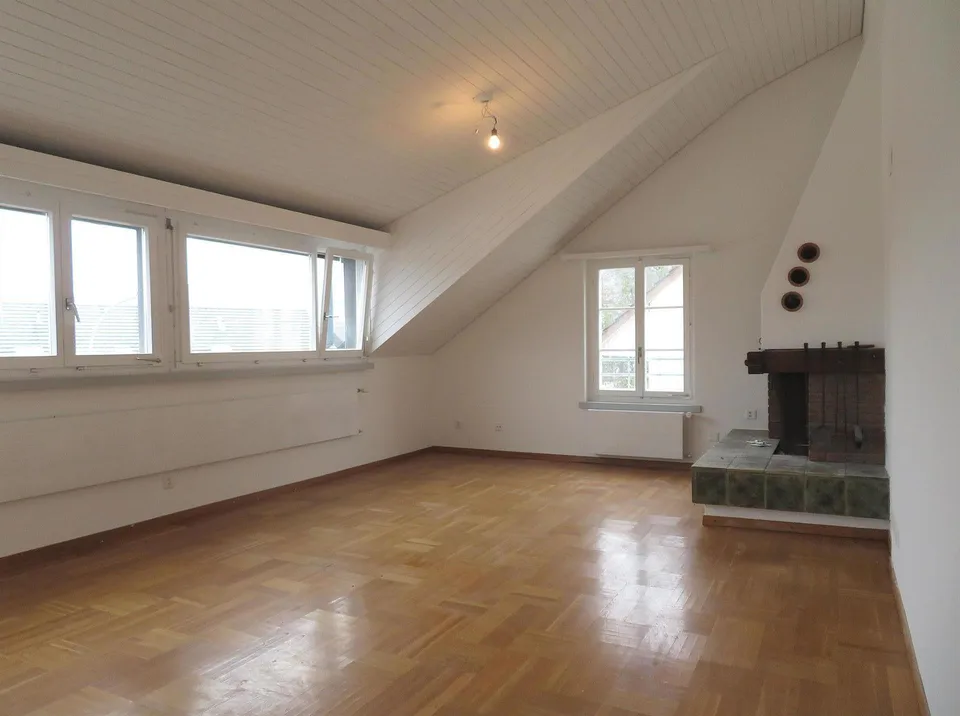 Erstbezug nach Kernsanierung: Stilvolle 3½-Zi-Dachwohnung mit Cheminée