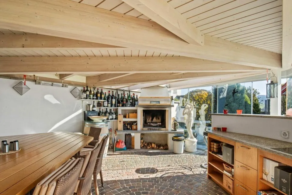 Villa de campagne avec vue loin, adjacente à une zone agricole – photo 3 sur 13