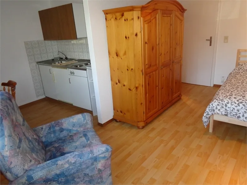 möbliertes Studio mit Küche und Dusche