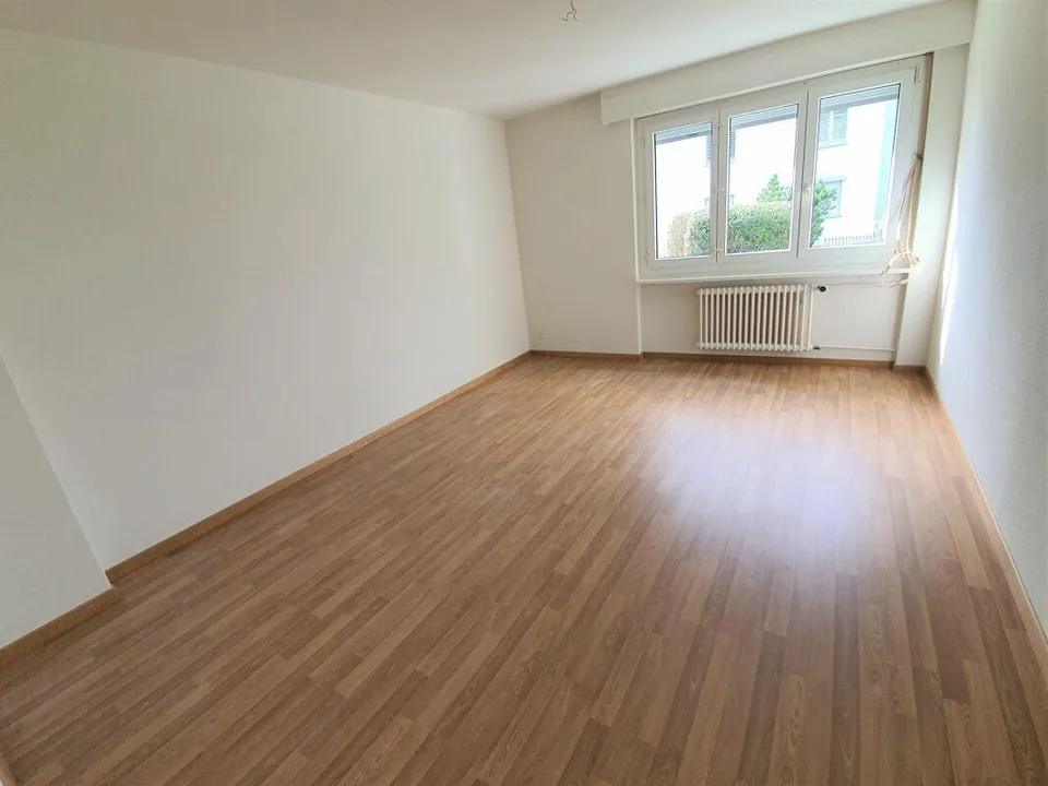 Grösszügiger Grundriss, modern und mit sonnigem Balkon! – Foto 4 von 8