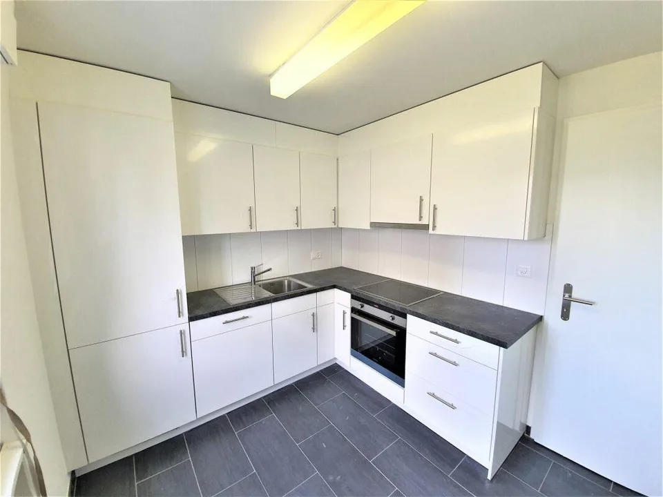 Grösszügiger Grundriss, modern und mit sonnigem Balkon! – Foto 2 von 8