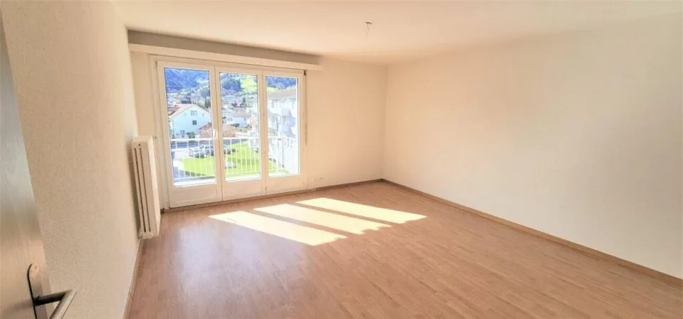 Grösszügiger Grundriss, modern und mit sonnigem Balkon! – Foto 3 von 8