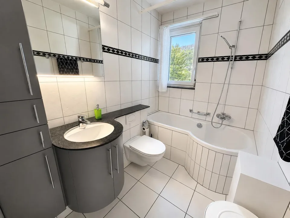 Topgelegenheit! Hell, modern, mit Weitsicht und grosser Einzelgarage – Foto 6 von 9