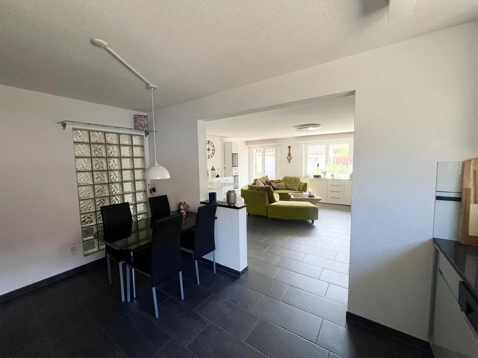 Lichtdurchflutete großzügige 4,5 Zimmer Wohnung mit Terasse zu verkauf – Foto 4 von 17