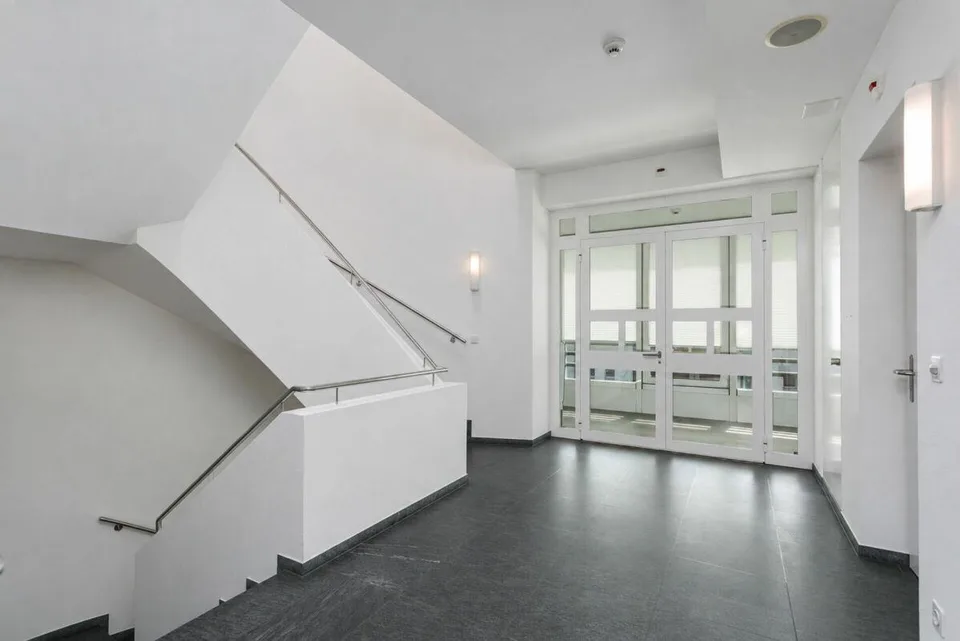 EXKLUSIVER UNTERNEHMENSHAUPTSITZ IM HERZEN VON ZUG – Foto 9 von 13