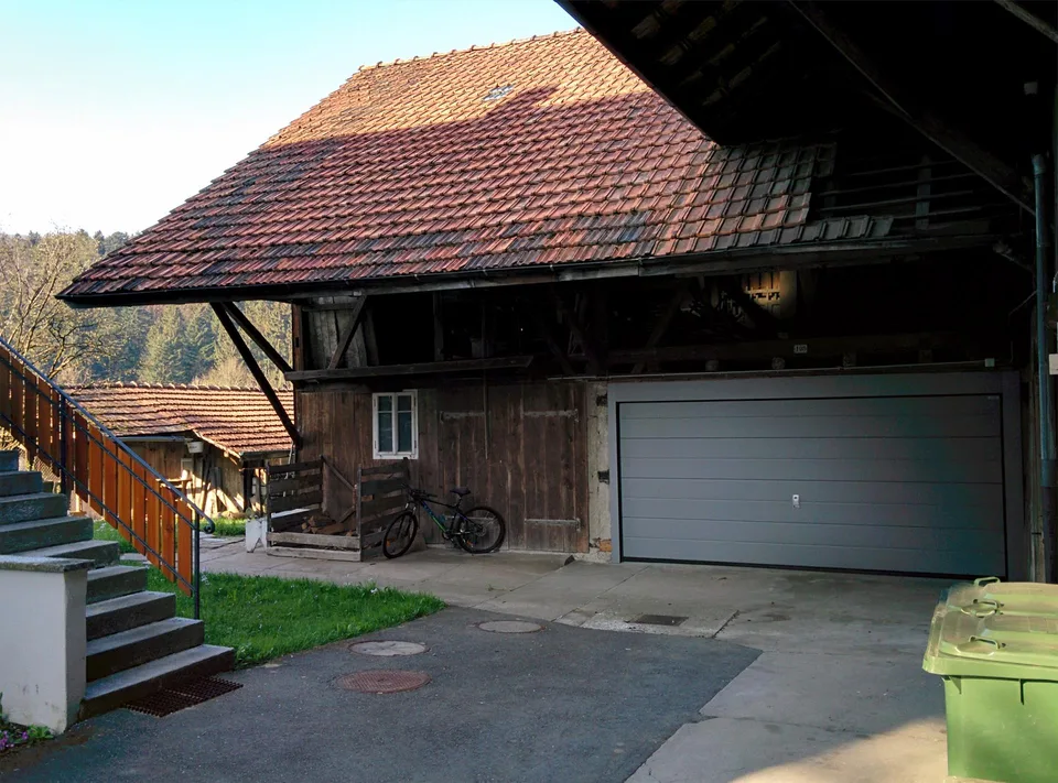 Günstige Wohnung im Bauernhaus mit grossem Naturgarten