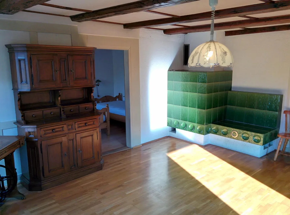 Günstige Wohnung im Bauernhaus mit grossem Naturgarten