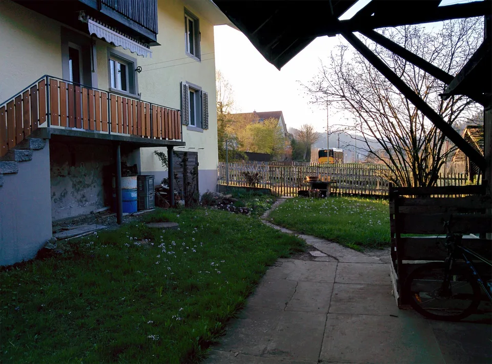 Günstige Wohnung im Bauernhaus mit grossem Naturgarten