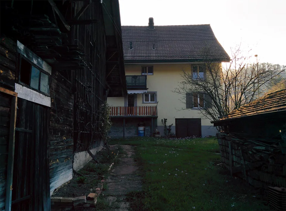 Günstige Wohnung im Bauernhaus mit grossem Naturgarten