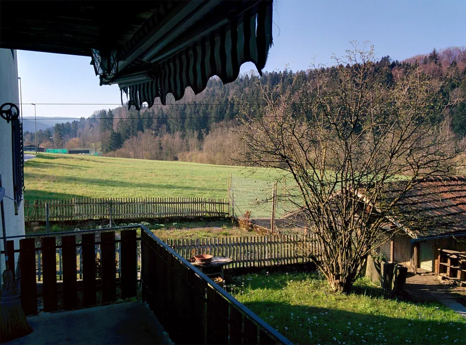 Günstige Wohnung im Bauernhaus mit grossem Naturgarten