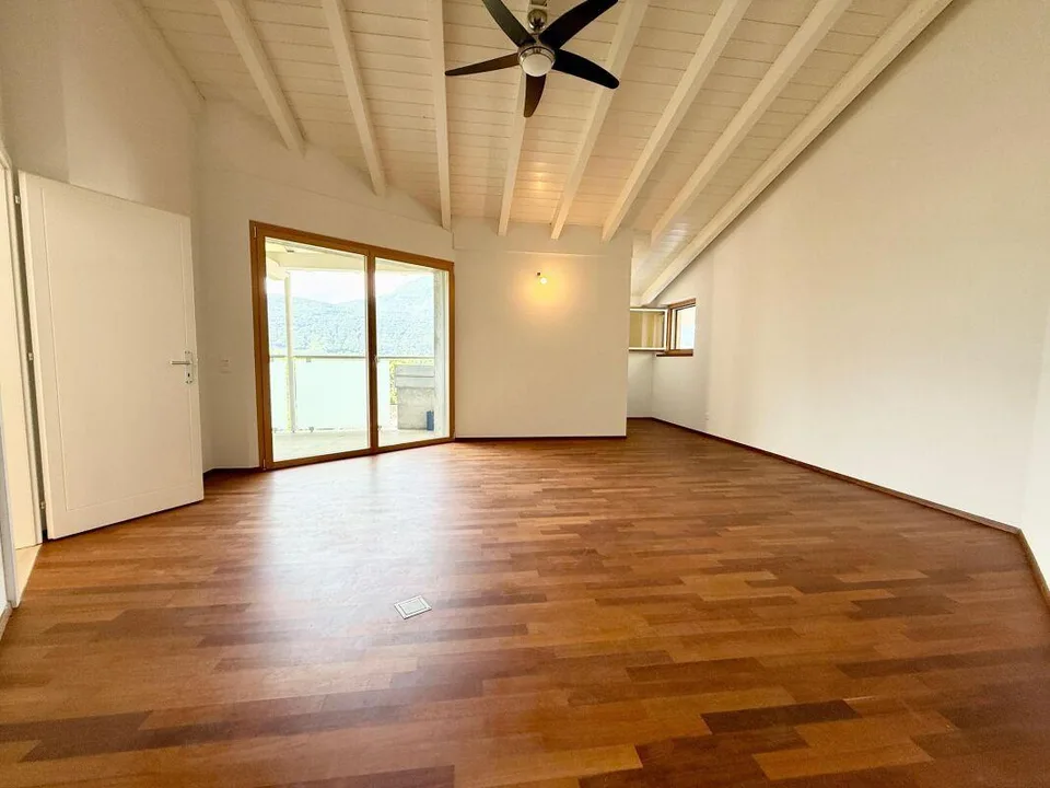 Zweifamilienhaus mit 5.5-Zimmer-Wohnung + 2-Zimmer-Wohnung, grossem Privatgrundstück, 4 Parkplätzen und Solarpanels – Foto 12 von 18