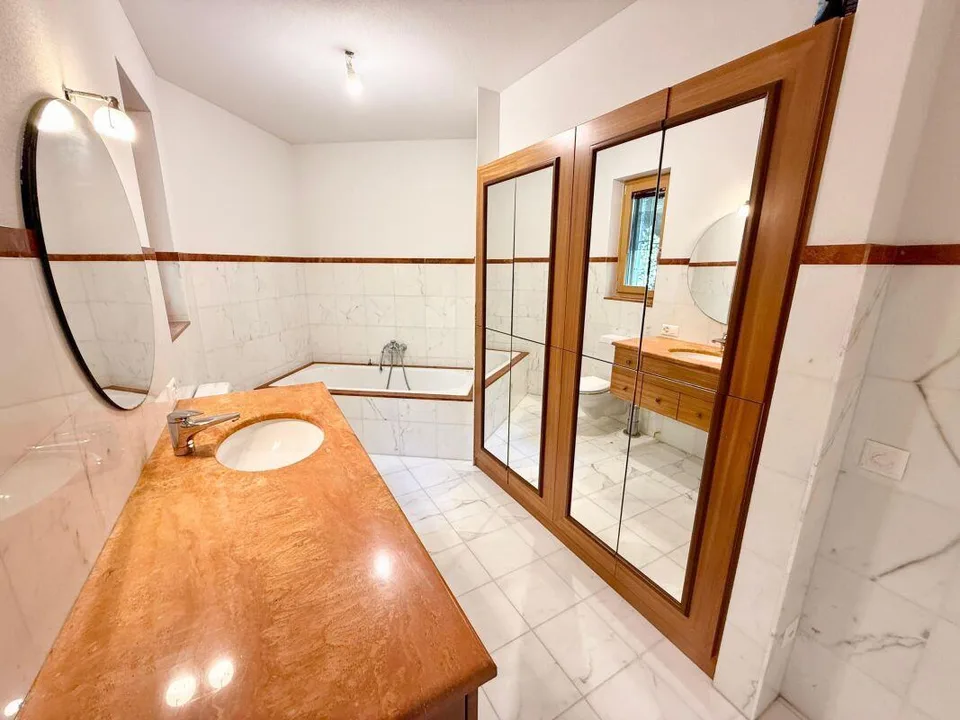 Zweifamilienhaus mit 5.5-Zimmer-Wohnung + 2-Zimmer-Wohnung, grossem Privatgrundstück, 4 Parkplätzen und Solarpanels – Foto 13 von 18