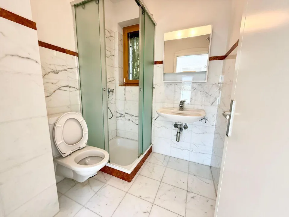 Zweifamilienhaus mit 5.5-Zimmer-Wohnung + 2-Zimmer-Wohnung, grossem Privatgrundstück, 4 Parkplätzen und Solarpanels – Foto 15 von 18