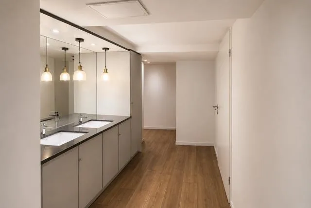 Espaces commerciaux attractifs dans un emplacement central à Oberwil – 110 m² au rez-de-chaussée recherchant un sous-locataire – photo 3 sur 9