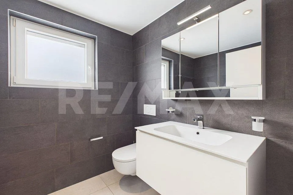 Moderno 4½ locali con ampio giardino su tre lati – Foto 10 von 13
