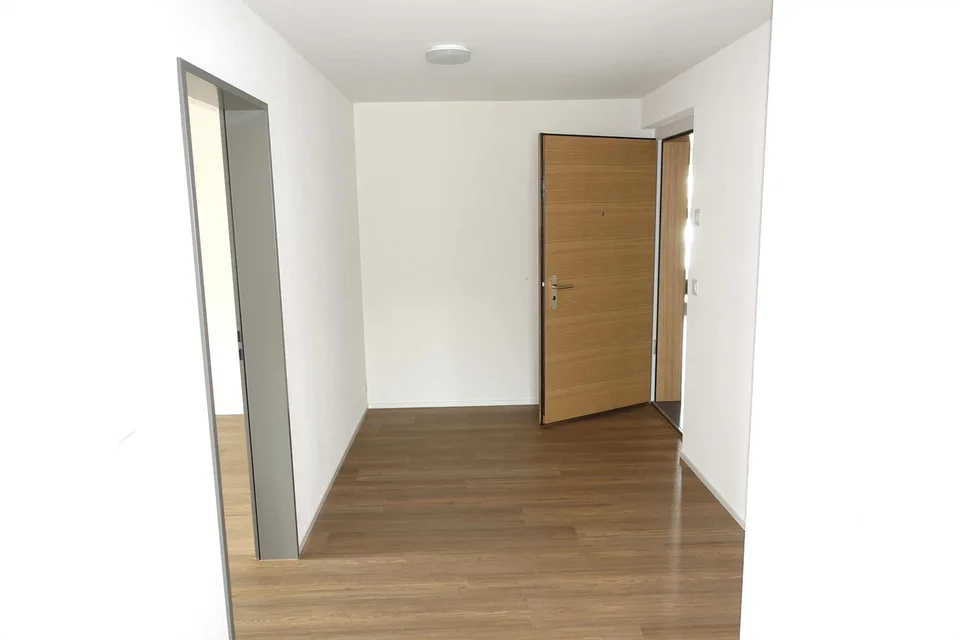 Helle 3 ½ Zimmerwohnung mit grossem Wintergarten und Balkon