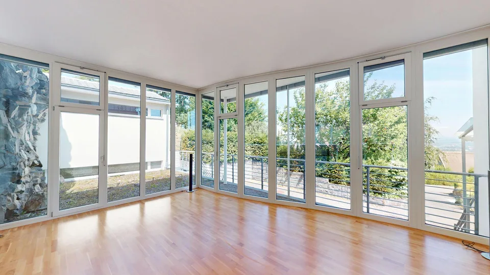 8,5 Zimmer Split-Level-Villa mit Pool grossem Garten – Foto 3 von 13