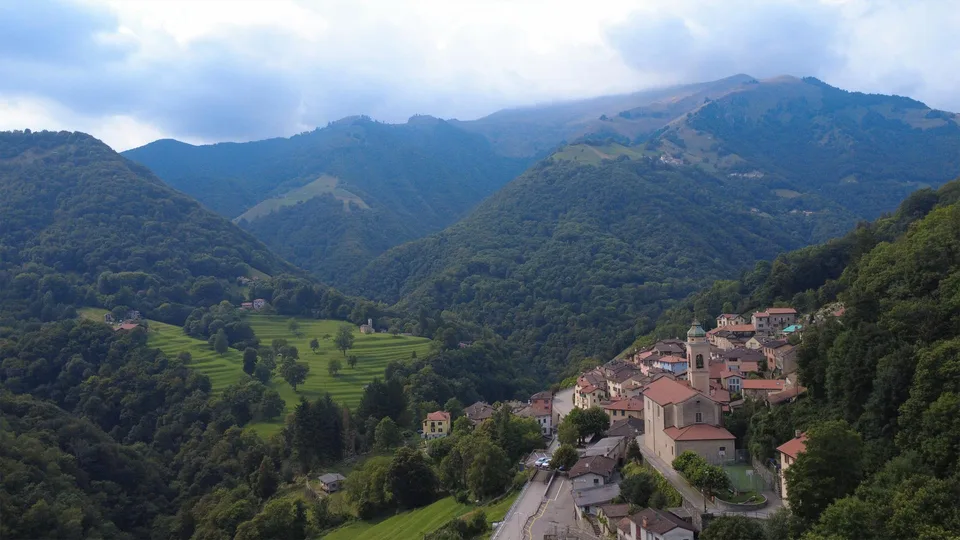 Un terrazzo sulla valle, nel cuore della natura – foto 2 di 8