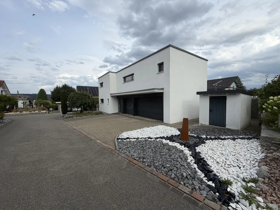 Wunderbares 5.5 Zimmer-Einfamilienhaus mit bester Besonnung – photo 2 sur 12