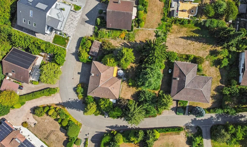 Freistehendes Einfamilienhaus auf 1'127 m² Traumgrundstück – Foto 3 von 13