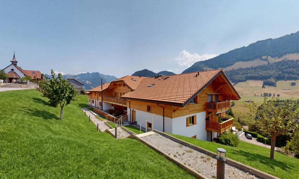 Un balcone XXL affacciato sulle Prealpi friburghesi – foto 2 di 11