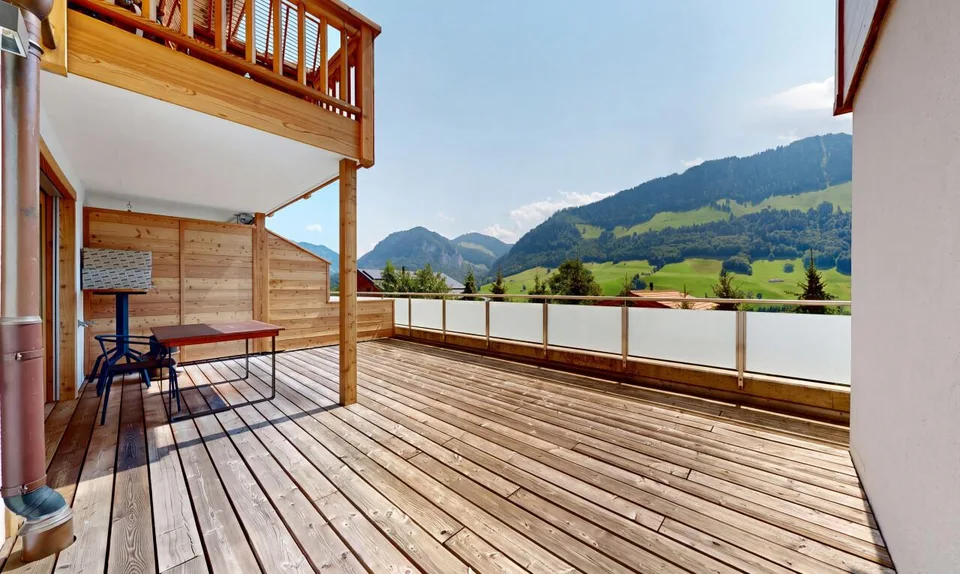 Un balcone XXL affacciato sulle Prealpi friburghesi – foto 3 di 11