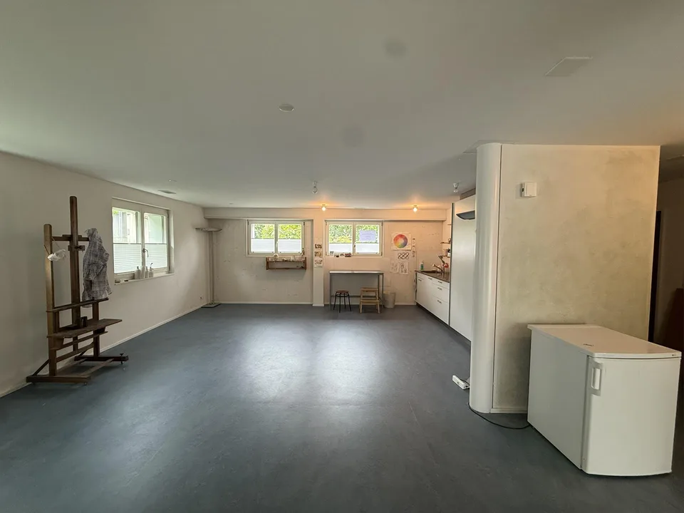 Heller Atelier- oder Praxisraum mit eigenem Zugang und Gartensitzplatz – foto 3 di 8