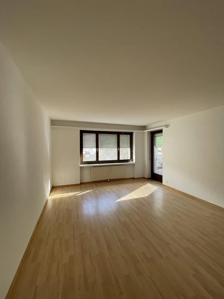 Helle, grosse 3.5 Zimmerwohnung mit wunderschöner Aussicht – photo 3 of 7