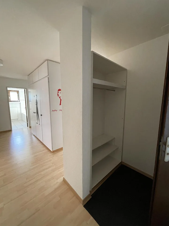 Helle, grosse 3.5 Zimmerwohnung mit wunderschöner Aussicht – photo 2 of 7