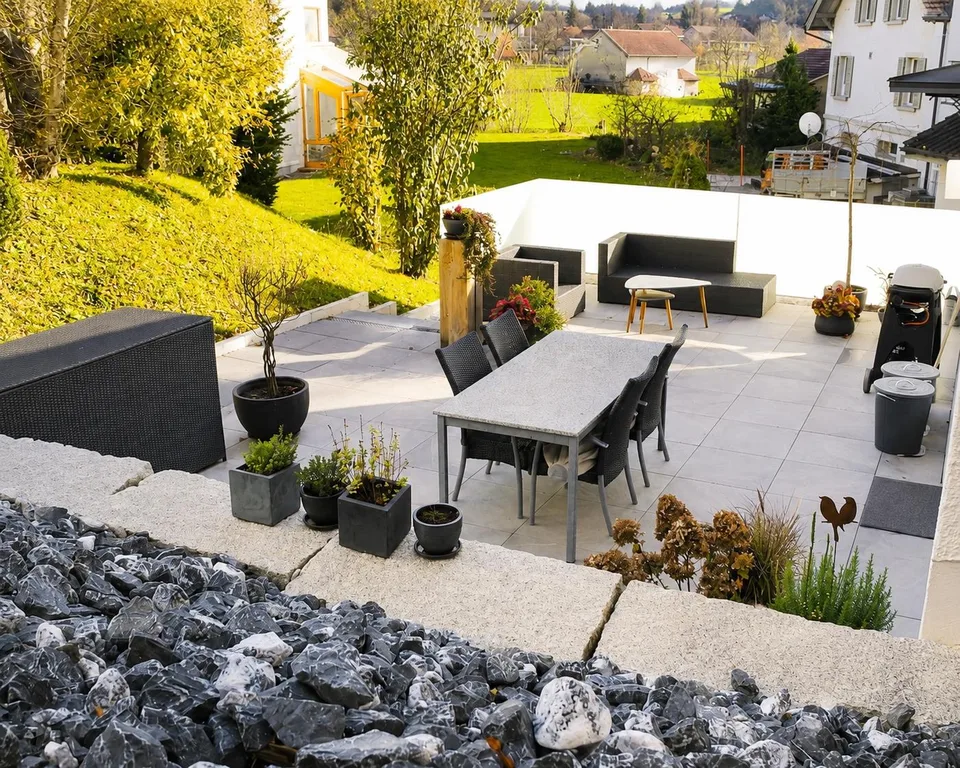 Modern, ruhige, zentrumsnahe Lage, grosse Terrass
