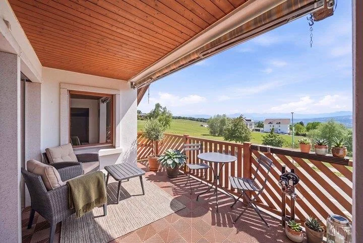 CHARMING LIVING SPACE WITH A VIEW - 4.5-ROOM PENTHOUSE IN OBERWIL-LIELI – photo 6 of 8