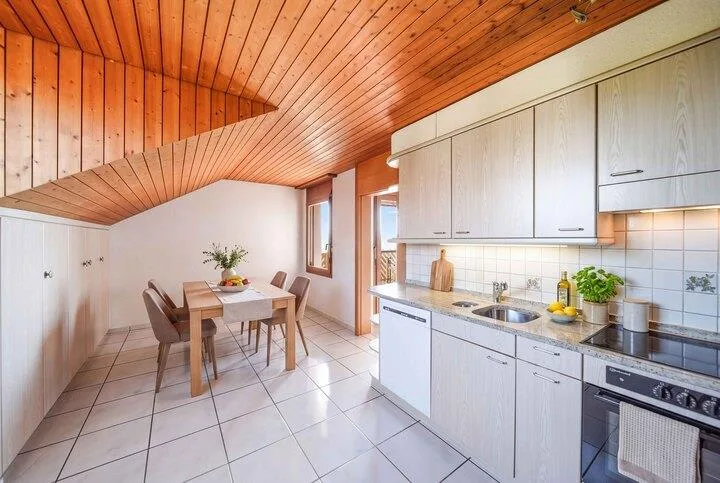 CHARMING LIVING SPACE WITH A VIEW - 4.5-ROOM PENTHOUSE IN OBERWIL-LIELI – photo 2 of 8
