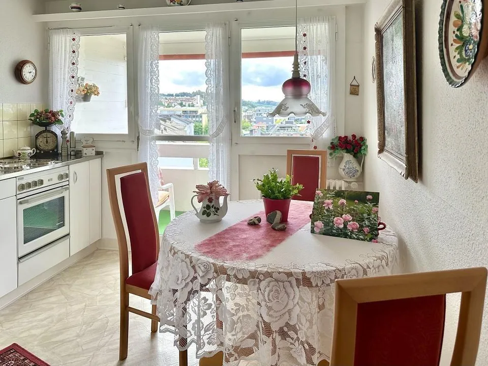 3 1/2-Zimmer-Wohnung im 5. OG an sehr sonniger Seeblicklage mit Gem... – Foto 6 von 27