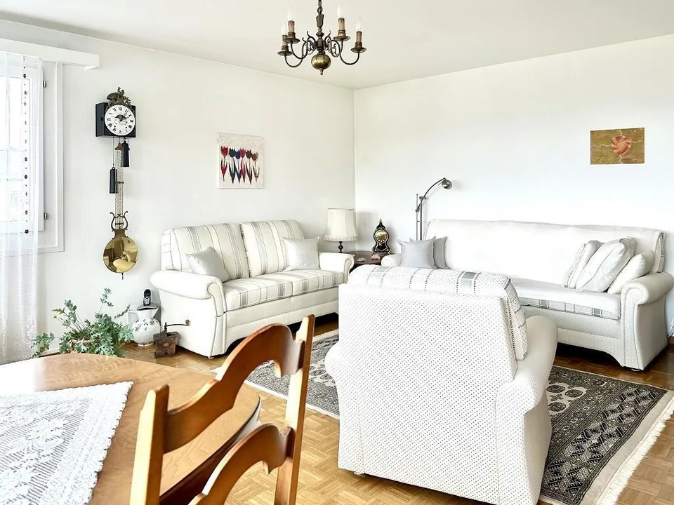 3 1/2-Zimmer-Wohnung im 5. OG an sehr sonniger Seeblicklage mit Gem... – Foto 4 von 27
