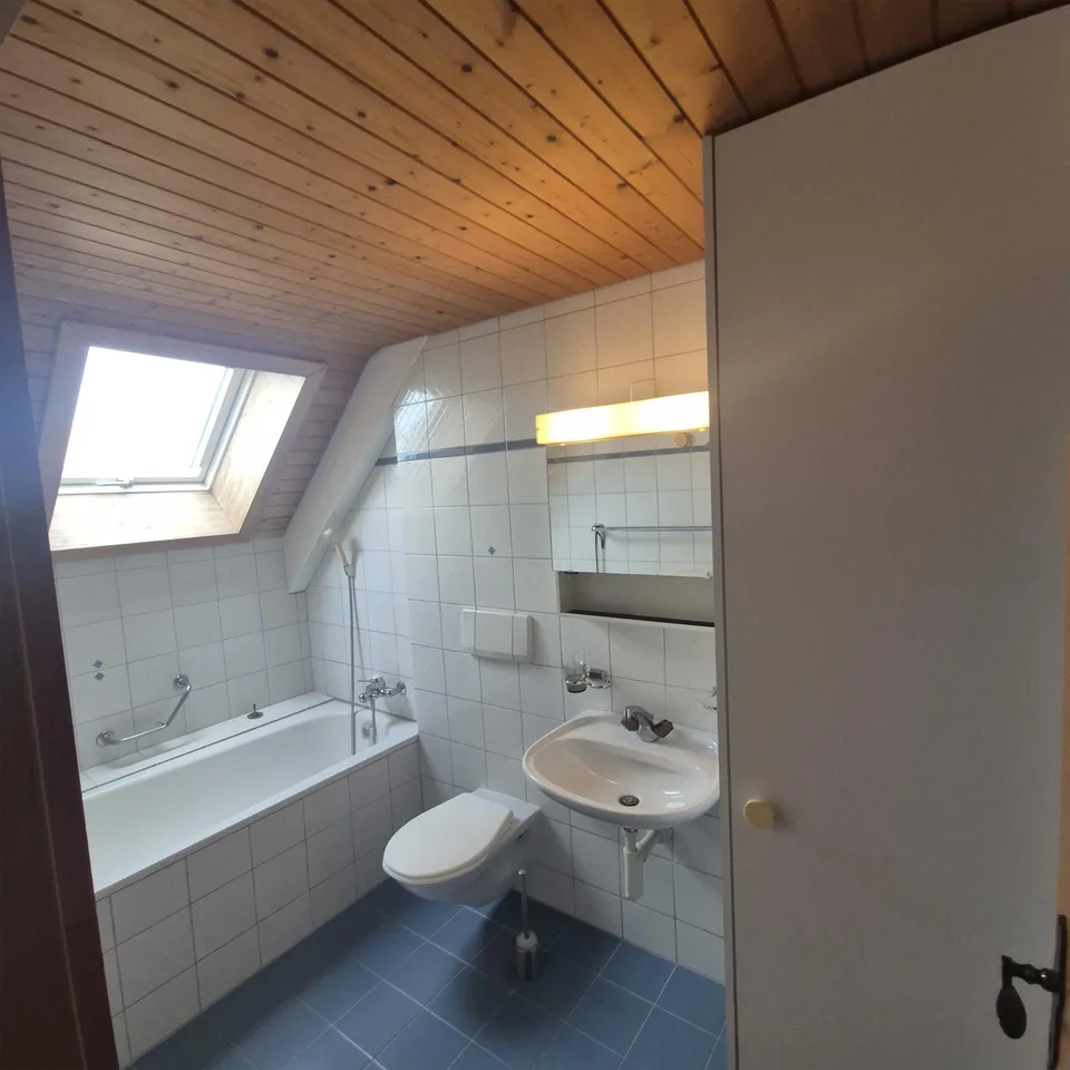 Charmante 2.5-Zimmer-Wohnung mit Dachbalkon im Zentrum von Mörschwl