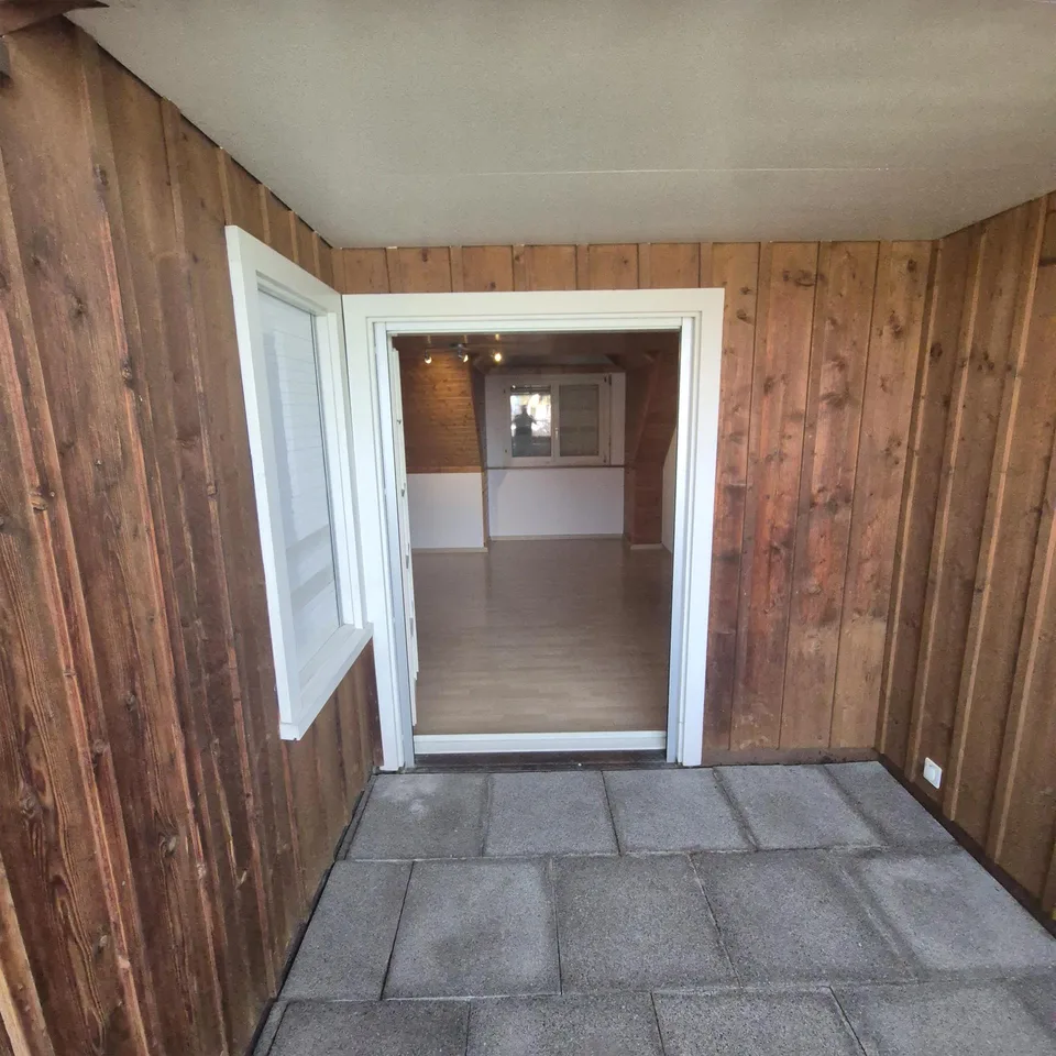 Charmante 2.5-Zimmer-Wohnung mit Dachbalkon im Zentrum von Mörschwl