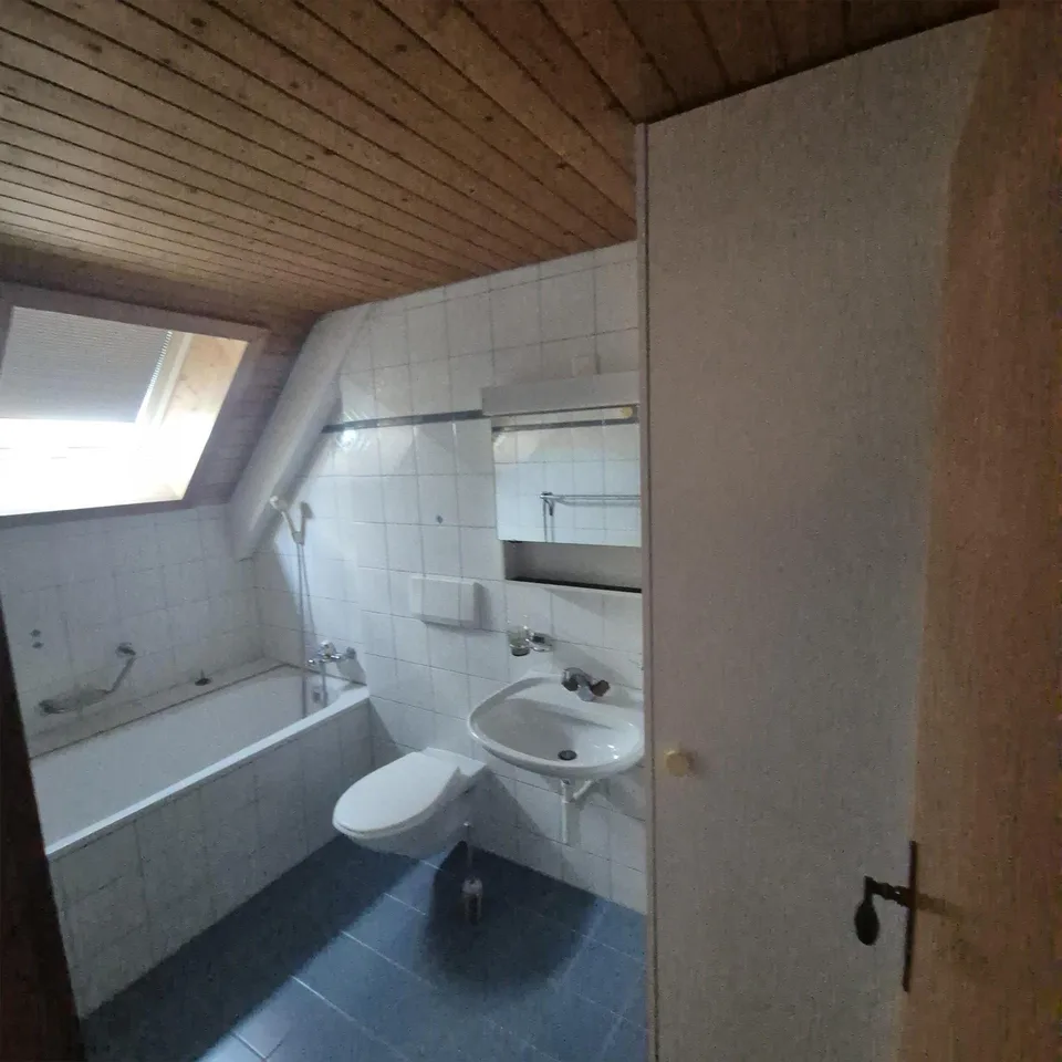 Charmante 2.5-Zimmer-Wohnung mit Dachbalkon im Zentrum von Mörschwl