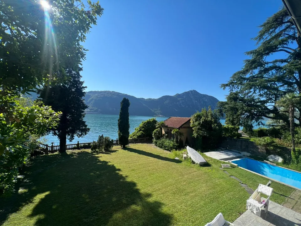 Villa a lago con piscina, giardino e darsena – Foto 12 von 12