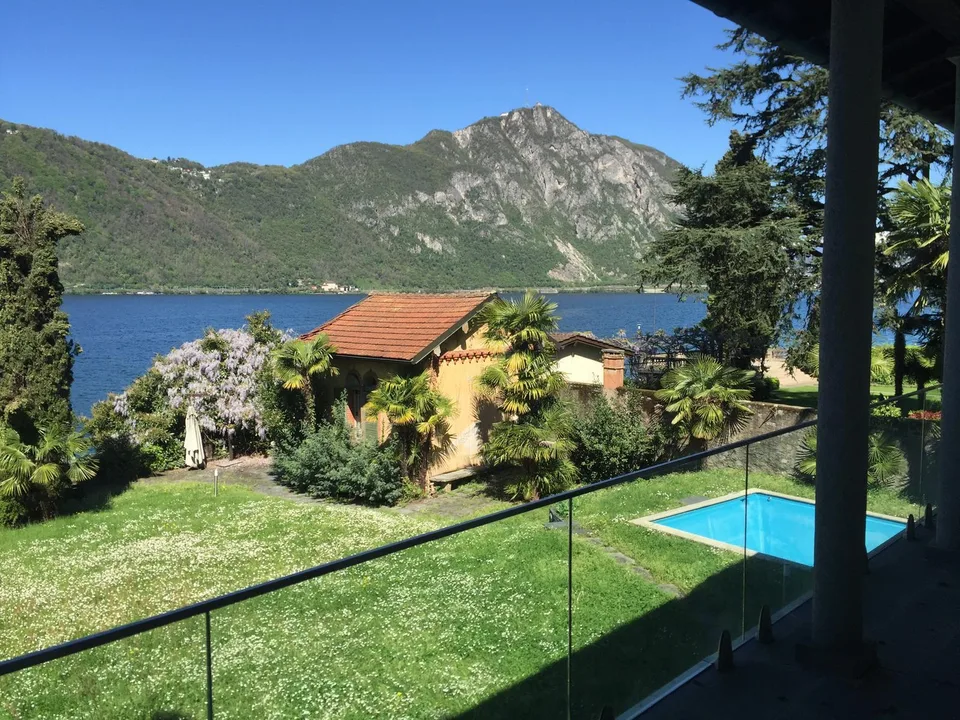 Villa a lago con piscina, giardino e darsena – Foto 2 von 12