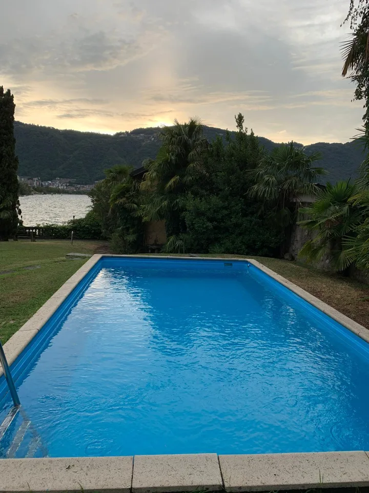 Villa a lago con piscina, giardino e darsena – Foto 6 von 12