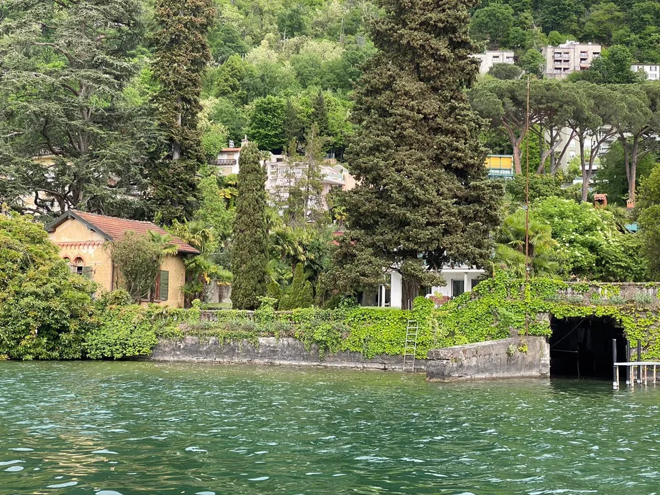 Villa a lago con piscina, giardino e darsena – Foto 11 von 12