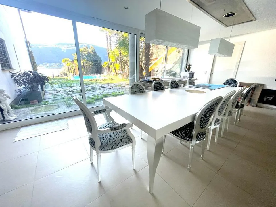 Villa a lago con piscina, giardino e darsena – Foto 4 von 12