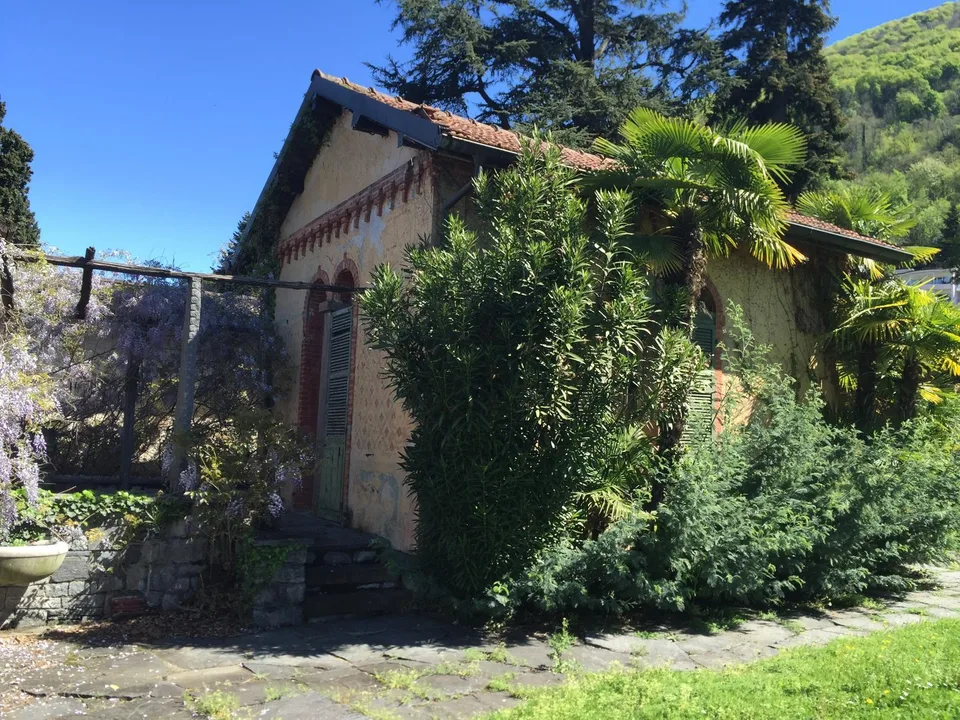 Villa a lago con piscina, giardino e darsena – Foto 9 von 12